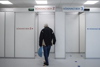 Smějete se starým lidem v nedůstojné tlačenici na vakcínu, vmetla vládě znechucená seniorka - Novinky
